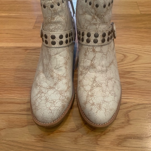New Sofft Ivory Western-chic booties size 8 - Picture 3 of 16